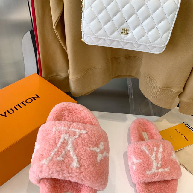 LV WOMEN'S PASEO FLAT SLIPPER IN LIGHT PINK FLEECE WITH WHITE LOGO