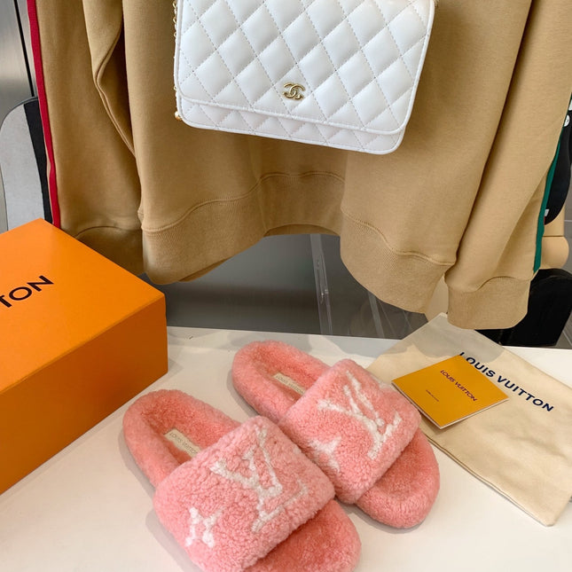 LV WOMEN'S PASEO FLAT SLIPPER IN LIGHT PINK FLEECE WITH WHITE LOGO