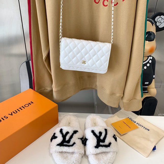 LV WOMEN'S PASEO FLAT SLIPPER IN WHITE FLEECE WITH BLACK LOGO
