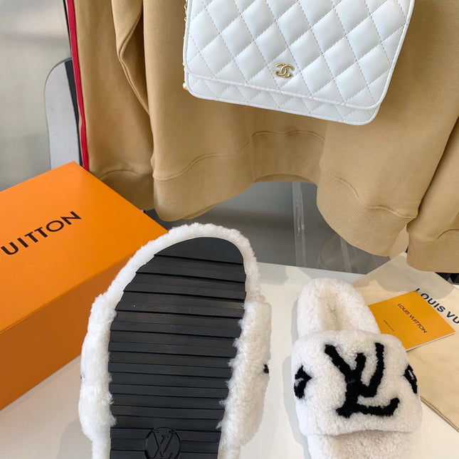 LV WOMEN'S PASEO FLAT SLIPPER IN WHITE FLEECE WITH BLACK LOGO