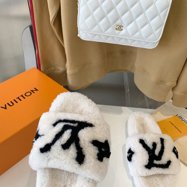 LV WOMEN'S PASEO FLAT SLIPPER IN WHITE FLEECE WITH BLACK LOGO