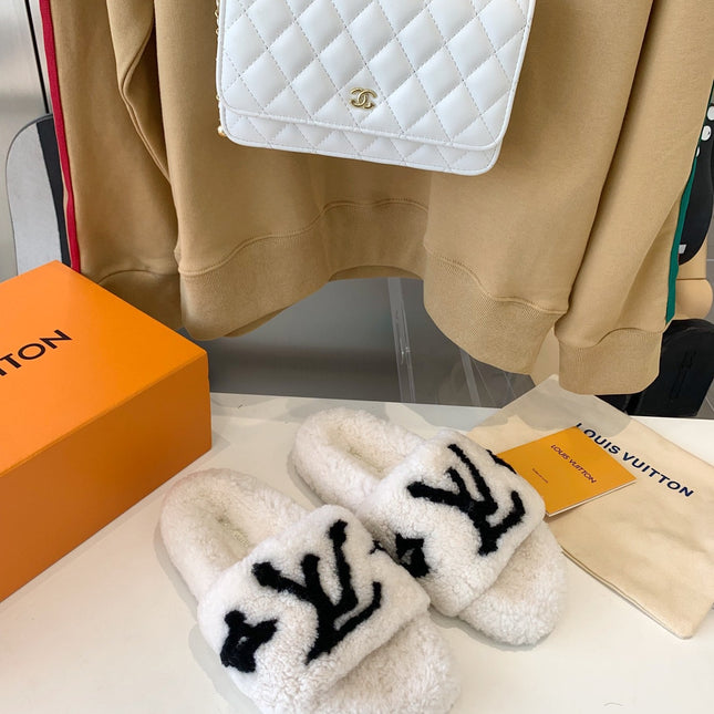 LV WOMEN'S PASEO FLAT SLIPPER IN WHITE FLEECE WITH BLACK LOGO