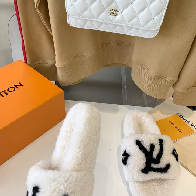 LV WOMEN'S PASEO FLAT SLIPPER IN WHITE FLEECE WITH BLACK LOGO