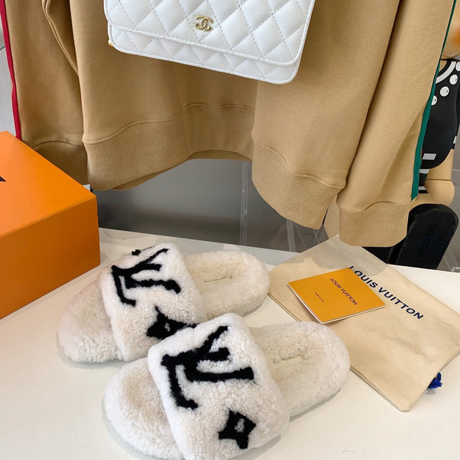 LV WOMEN'S PASEO FLAT SLIPPER IN WHITE FLEECE WITH BLACK LOGO