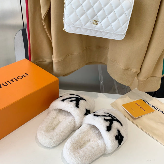 LV WOMEN'S PASEO FLAT SLIPPER IN WHITE FLEECE WITH BLACK LOGO