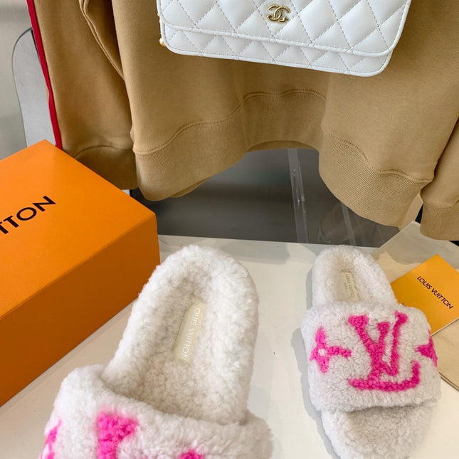LV WOMEN'S PASEO FLAT SLIPPER IN WHITE FLEECE WITH BRIGHT PINK LOGO