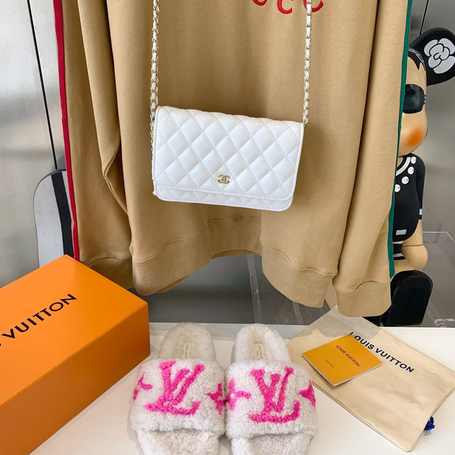 LV WOMEN'S PASEO FLAT SLIPPER IN WHITE FLEECE WITH BRIGHT PINK LOGO