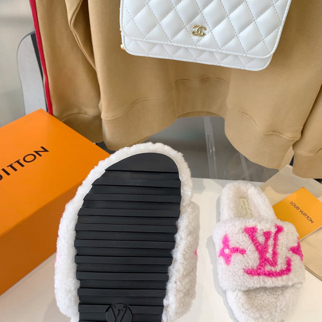 LV WOMEN'S PASEO FLAT SLIPPER IN WHITE FLEECE WITH BRIGHT PINK LOGO