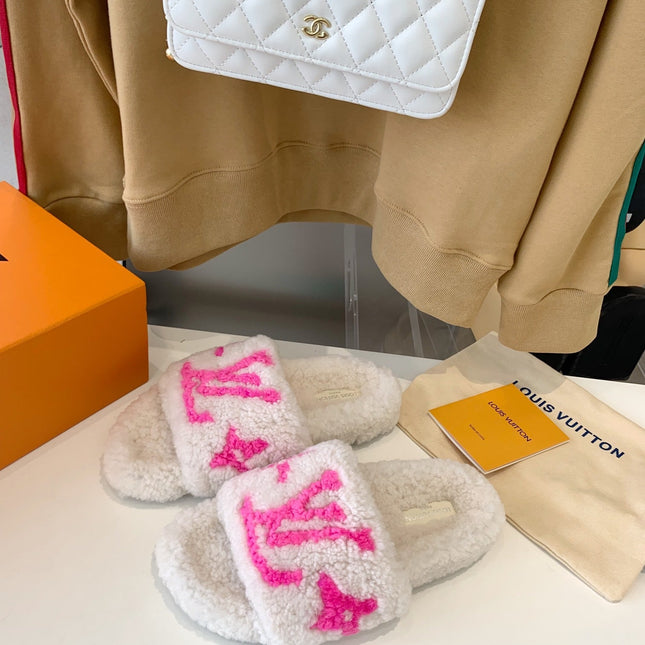 LV WOMEN'S PASEO FLAT SLIPPER IN WHITE FLEECE WITH BRIGHT PINK LOGO