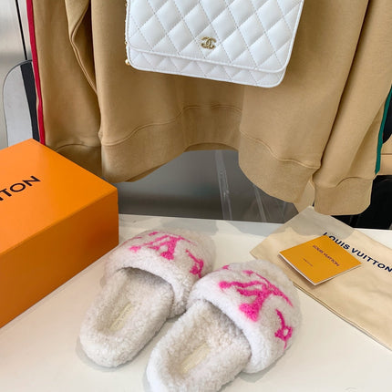 LV WOMEN'S PASEO FLAT SLIPPER IN WHITE FLEECE WITH BRIGHT PINK LOGO