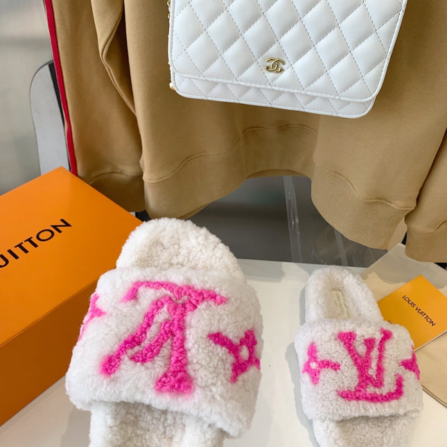 LV WOMEN'S PASEO FLAT SLIPPER IN WHITE FLEECE WITH BRIGHT PINK LOGO