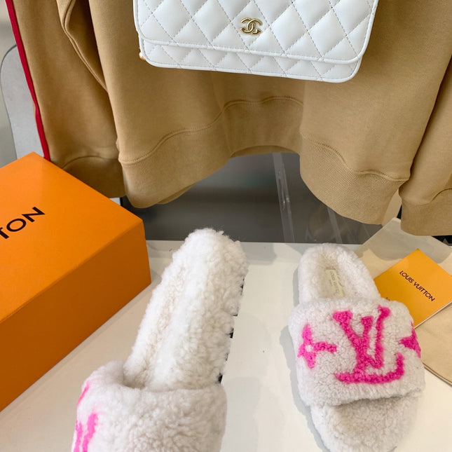 LV WOMEN'S PASEO FLAT SLIPPER IN WHITE FLEECE WITH BRIGHT PINK LOGO