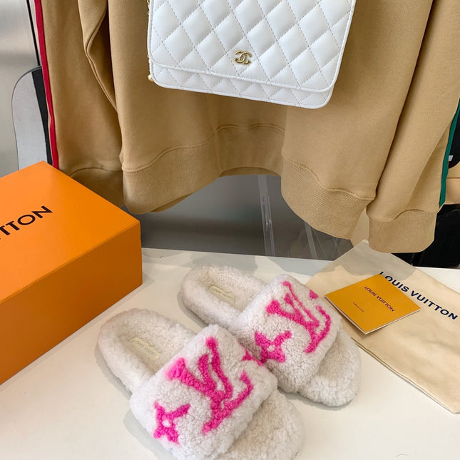 LV WOMEN'S PASEO FLAT SLIPPER IN WHITE FLEECE WITH BRIGHT PINK LOGO