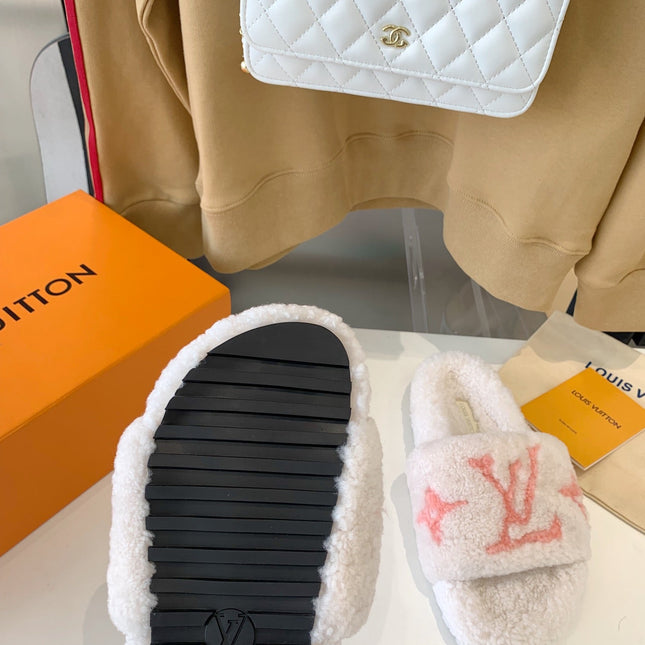 LV WOMEN'S PASEO FLAT SLIPPER IN WHITE FLEECE WITH LIGHT PINK LOGO