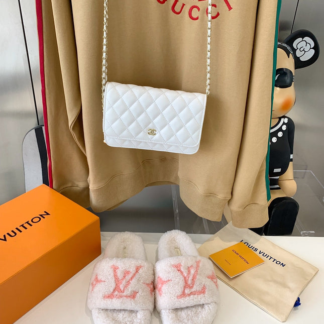 LV WOMEN'S PASEO FLAT SLIPPER IN WHITE FLEECE WITH LIGHT PINK LOGO