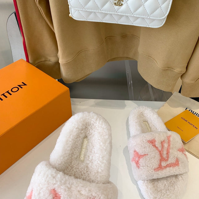LV WOMEN'S PASEO FLAT SLIPPER IN WHITE FLEECE WITH LIGHT PINK LOGO
