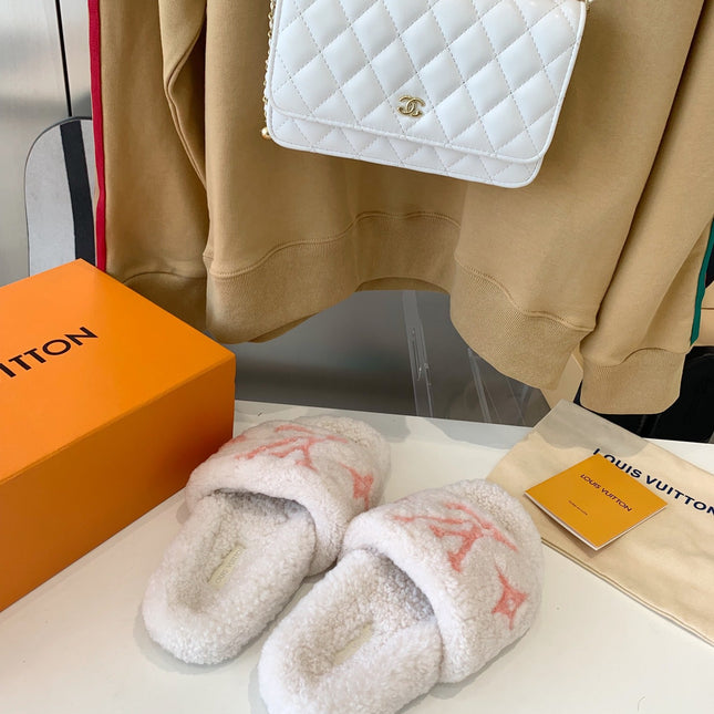 LV WOMEN'S PASEO FLAT SLIPPER IN WHITE FLEECE WITH LIGHT PINK LOGO