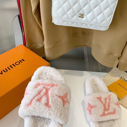 LV WOMEN'S PASEO FLAT SLIPPER IN WHITE FLEECE WITH LIGHT PINK LOGO