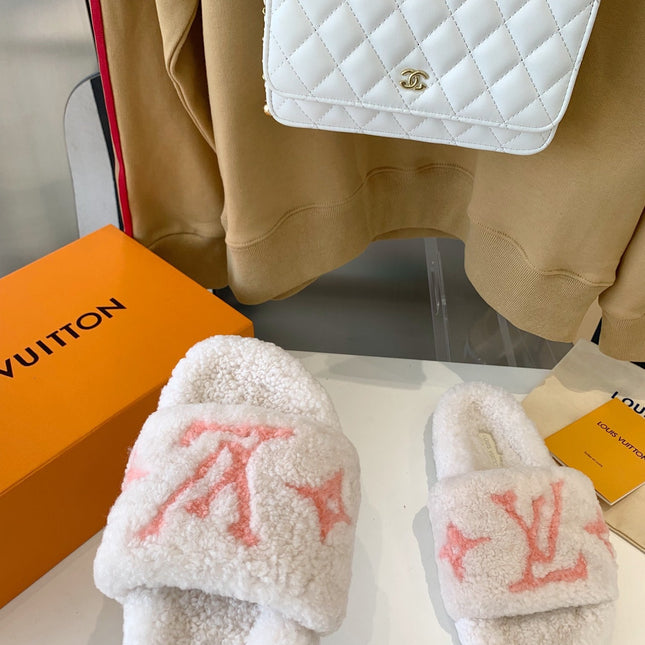 LV WOMEN'S PASEO FLAT SLIPPER IN WHITE FLEECE WITH LIGHT PINK LOGO