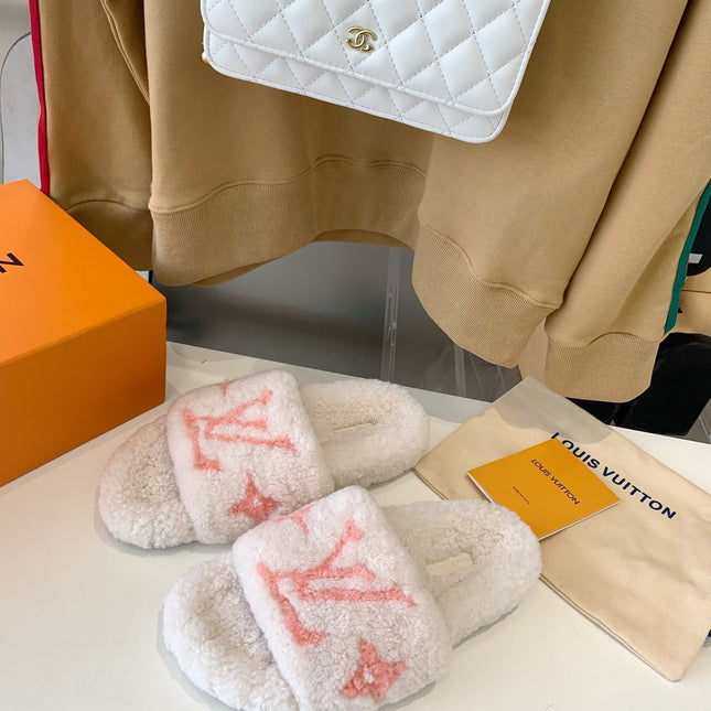 LV WOMEN'S PASEO FLAT SLIPPER IN WHITE FLEECE WITH LIGHT PINK LOGO