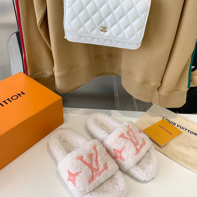 LV WOMEN'S PASEO FLAT SLIPPER IN WHITE FLEECE WITH LIGHT PINK LOGO