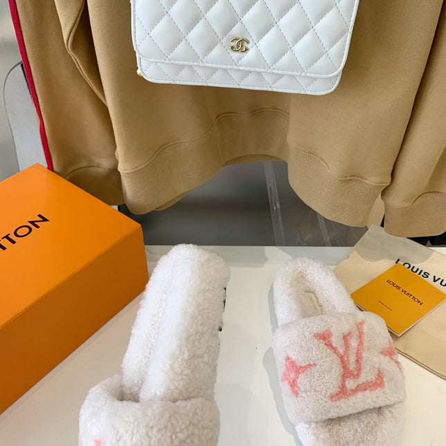 LV WOMEN'S PASEO FLAT SLIPPER IN WHITE FLEECE WITH LIGHT PINK LOGO