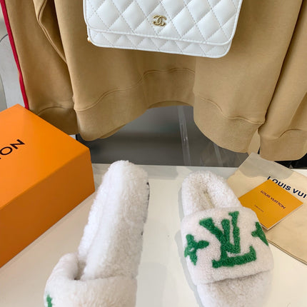LV WOMEN'S PASEO FLAT SLIPPER IN WHITE FLEECE WITH GREEN LOGO