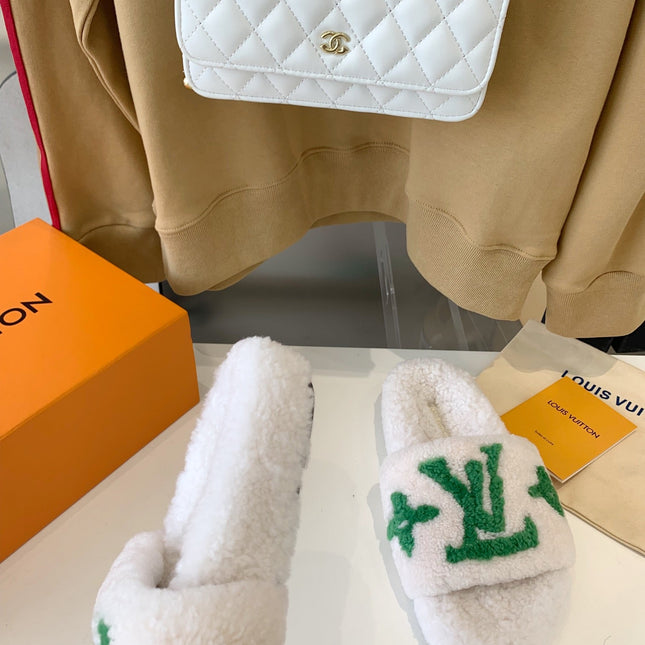 LV WOMEN'S PASEO FLAT SLIPPER IN WHITE FLEECE WITH GREEN LOGO