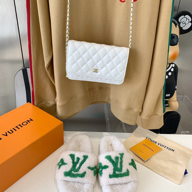 LV WOMEN'S PASEO FLAT SLIPPER IN WHITE FLEECE WITH GREEN LOGO