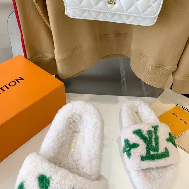 LV WOMEN'S PASEO FLAT SLIPPER IN WHITE FLEECE WITH GREEN LOGO