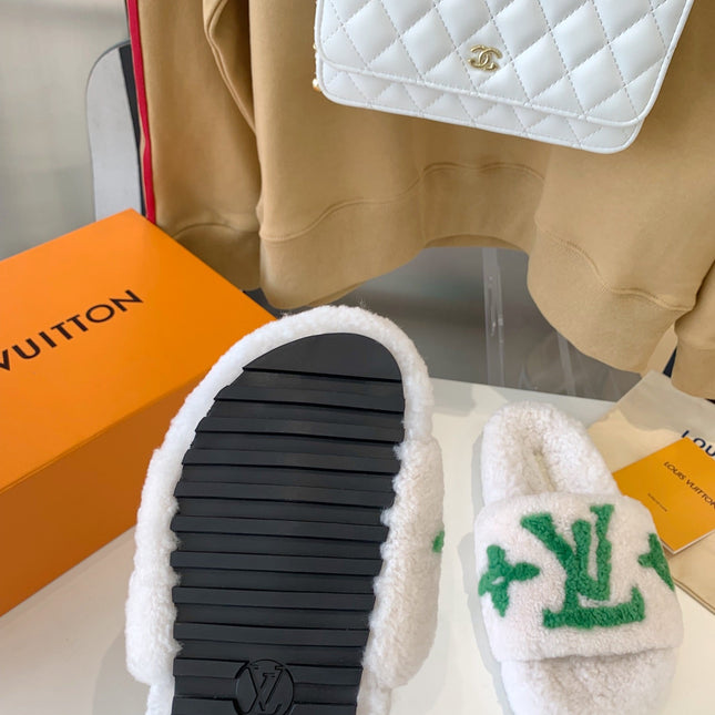 LV WOMEN'S PASEO FLAT SLIPPER IN WHITE FLEECE WITH GREEN LOGO