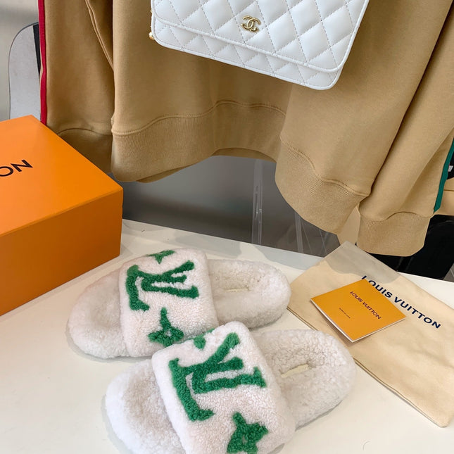LV WOMEN'S PASEO FLAT SLIPPER IN WHITE FLEECE WITH GREEN LOGO