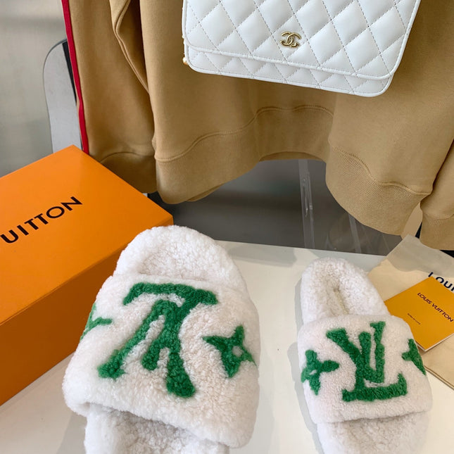 LV WOMEN'S PASEO FLAT SLIPPER IN WHITE FLEECE WITH GREEN LOGO