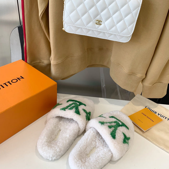 LV WOMEN'S PASEO FLAT SLIPPER IN WHITE FLEECE WITH GREEN LOGO