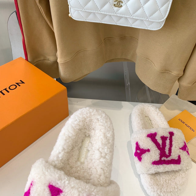 LV WOMEN'S PASEO FLAT SLIPPER IN WHITE FLEECE WITH PINK LOGO