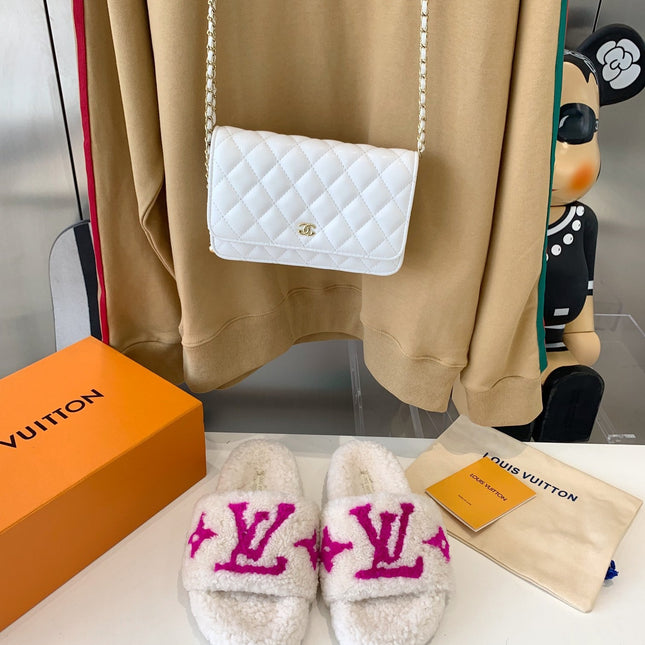 LV WOMEN'S PASEO FLAT SLIPPER IN WHITE FLEECE WITH PINK LOGO