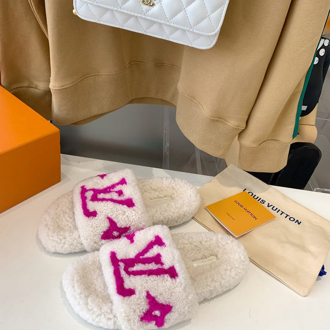 LV WOMEN'S PASEO FLAT SLIPPER IN WHITE FLEECE WITH PINK LOGO