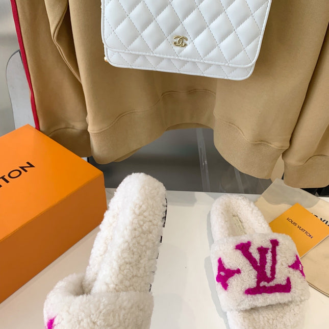 LV WOMEN'S PASEO FLAT SLIPPER IN WHITE FLEECE WITH PINK LOGO