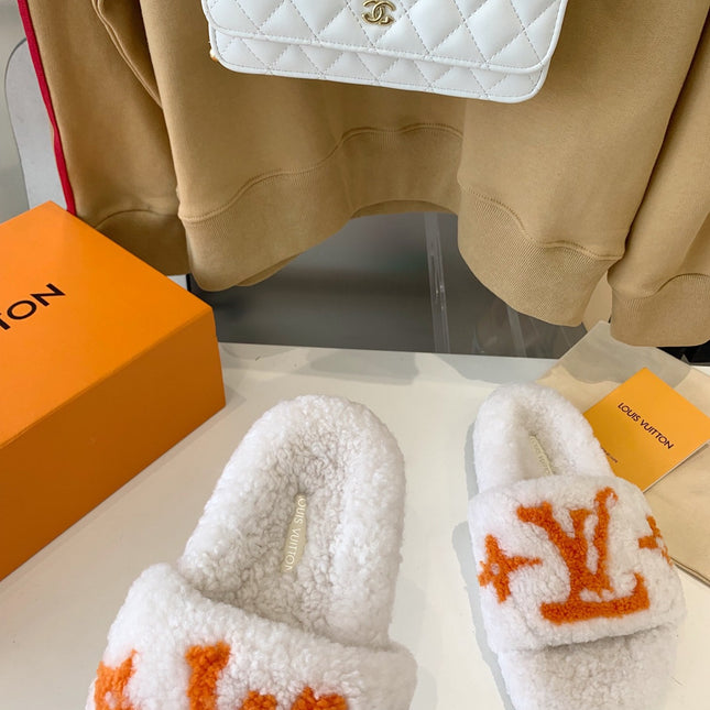 LV WOMEN'S PASEO FLAT SLIPPER IN WHITE FLEECE WITH ORANGE LOGO