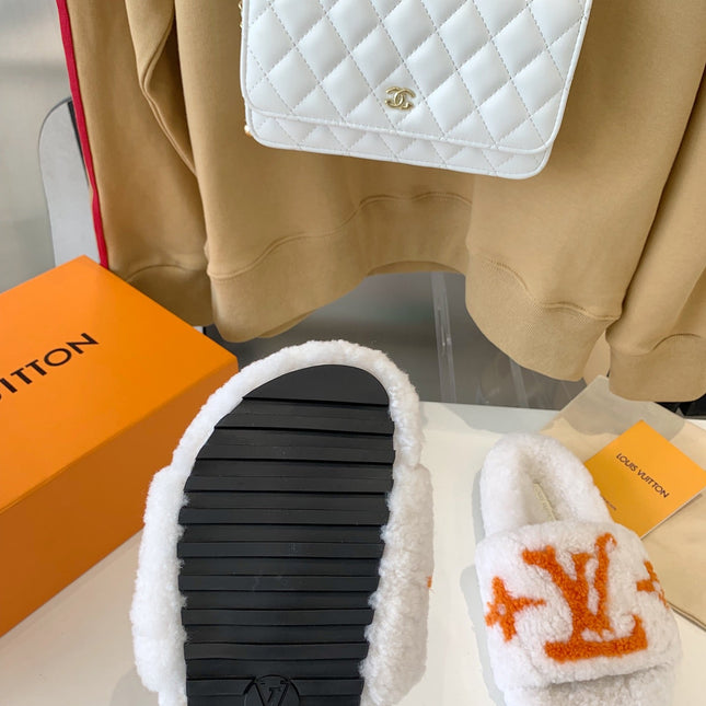 LV WOMEN'S PASEO FLAT SLIPPER IN WHITE FLEECE WITH ORANGE LOGO