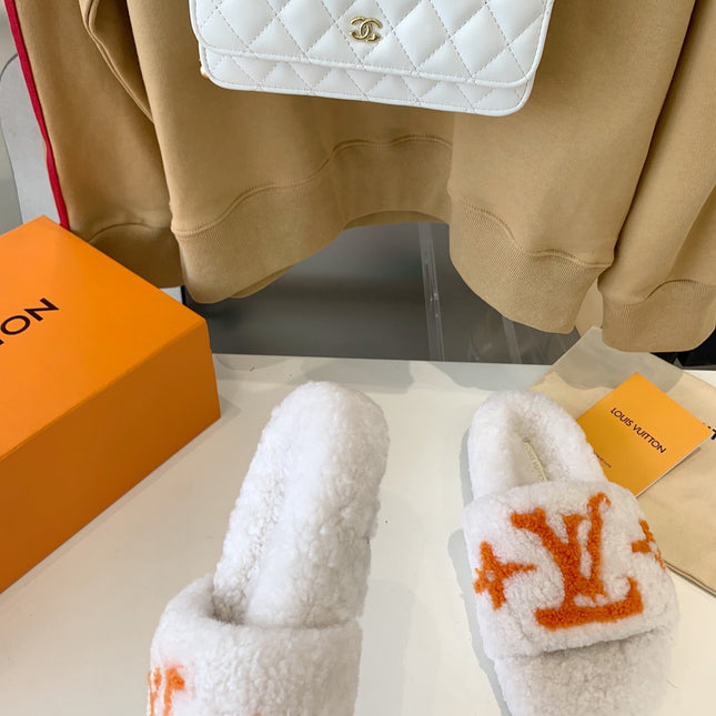 LV WOMEN'S PASEO FLAT SLIPPER IN WHITE FLEECE WITH ORANGE LOGO