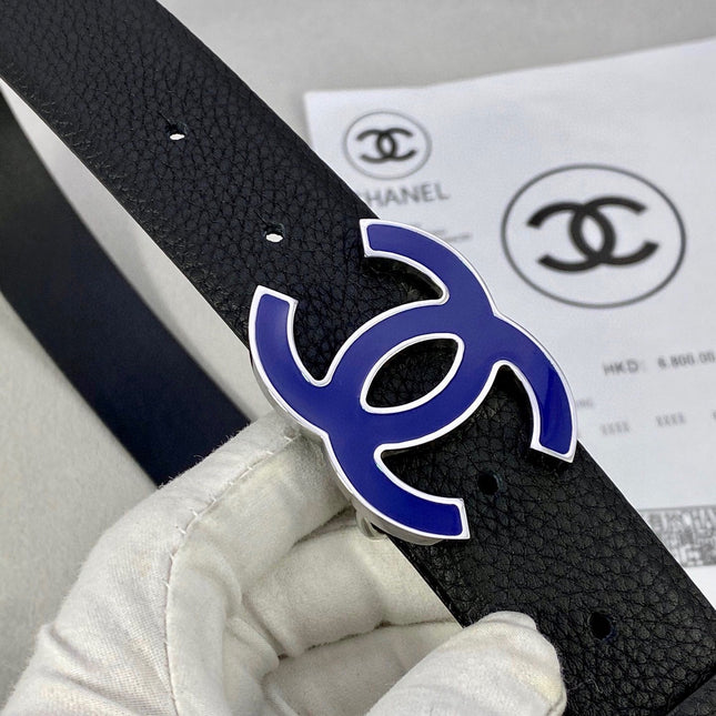 CC 30MM BELT IN BLACK GRAINED CALFSKIN WITH NAVY BLUE METAL LOGO