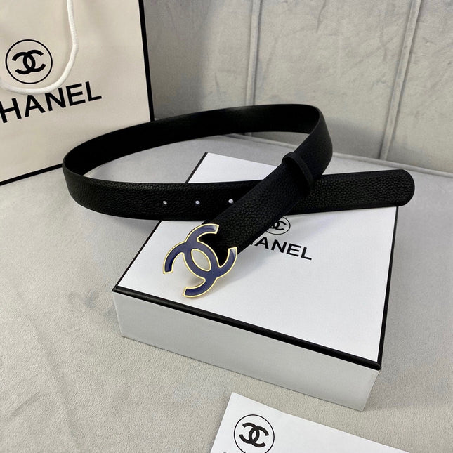 CC 30MM BELT IN BLACK GRAINED CALFSKIN WITH NAVY BLUE METAL LOGO