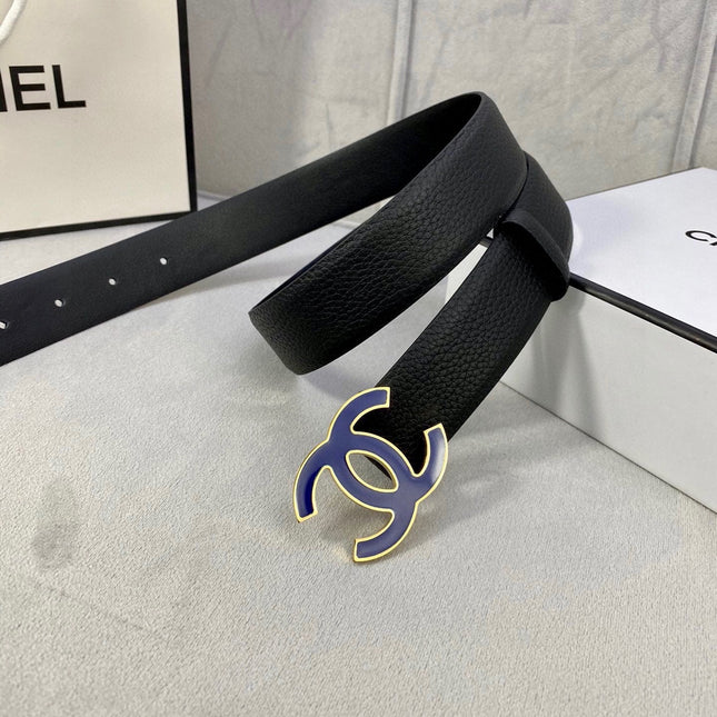 CC 30MM BELT IN BLACK GRAINED CALFSKIN WITH NAVY BLUE METAL LOGO