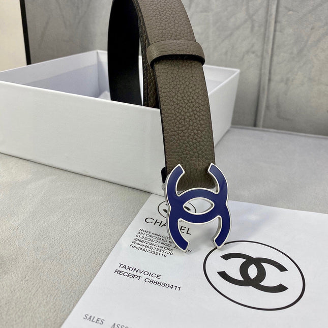CC 30MM BELT IN MOCHA BROWN GRAINED CALFSKIN WITH NAVY BLUE LOGO