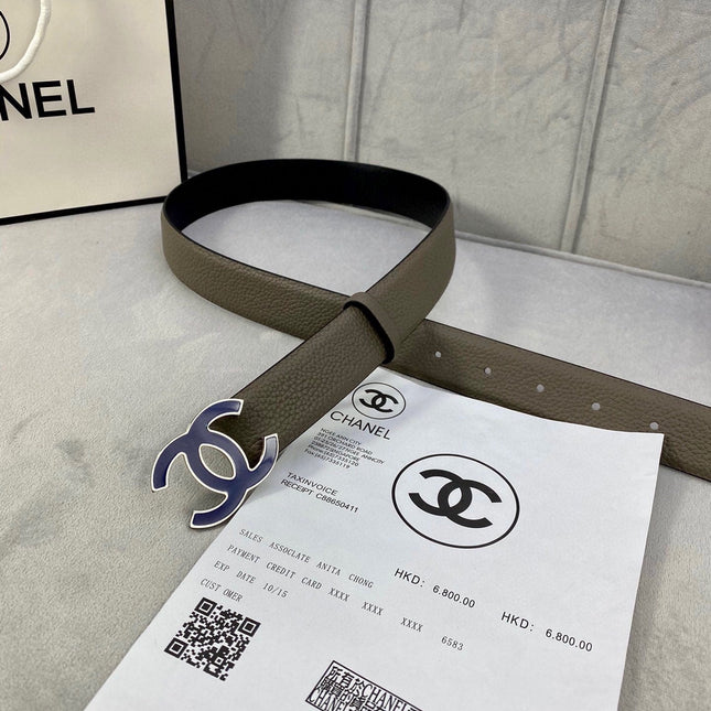 CC 30MM BELT IN MOCHA BROWN GRAINED CALFSKIN WITH NAVY BLUE LOGO