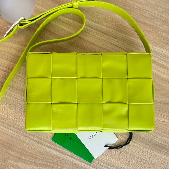 SMALL CASSETTE 23 IN VOLT GREEN CALFSKIN