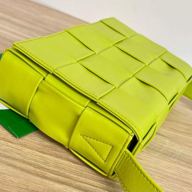 SMALL CASSETTE 23 IN VOLT GREEN CALFSKIN