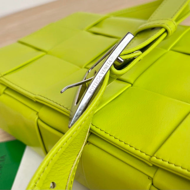 SMALL CASSETTE 23 IN VOLT GREEN CALFSKIN