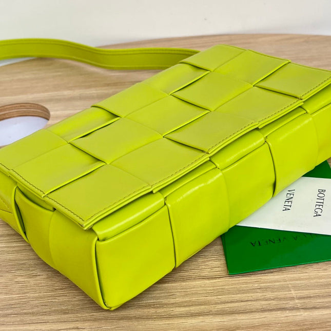 SMALL CASSETTE 23 IN VOLT GREEN CALFSKIN
